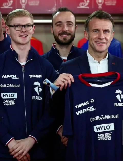 马克龙与国乒切磋亲切喊孙颖莎，58魔域私服发布站王励勤开怀大笑