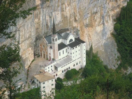 All'ingresso del castello nella stanza dei cassetti' - Pagina 24 Santuario-madonna-della