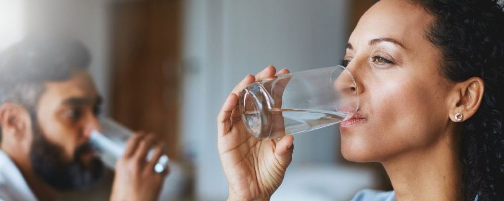 一天要喝多少水合适 一天饮水标准介绍
